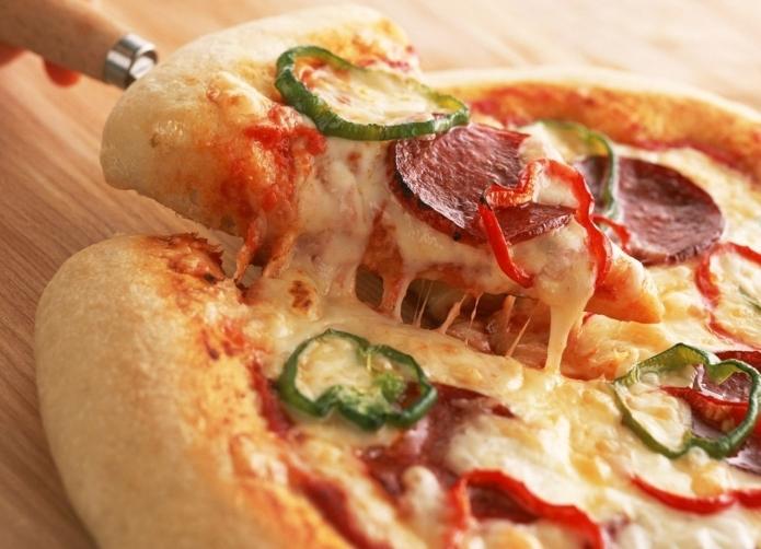 पिज़्ज़ा सरल: नुस्खा और खाना पकाने का रहस्य