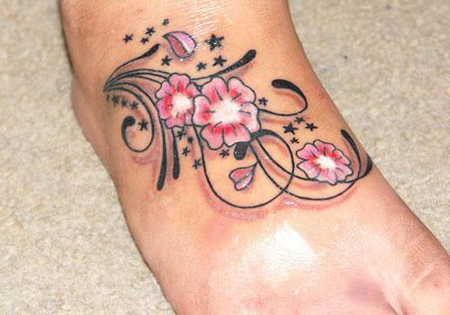 पैर पर फूलों का टैटू