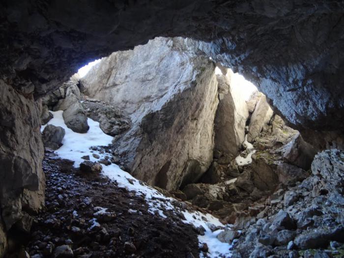 टैंटालोवा गुफा कहाँ है? इसकी हद तक क्या है?