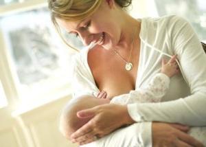 एक शिशु में सूजन: कारण और उपचार